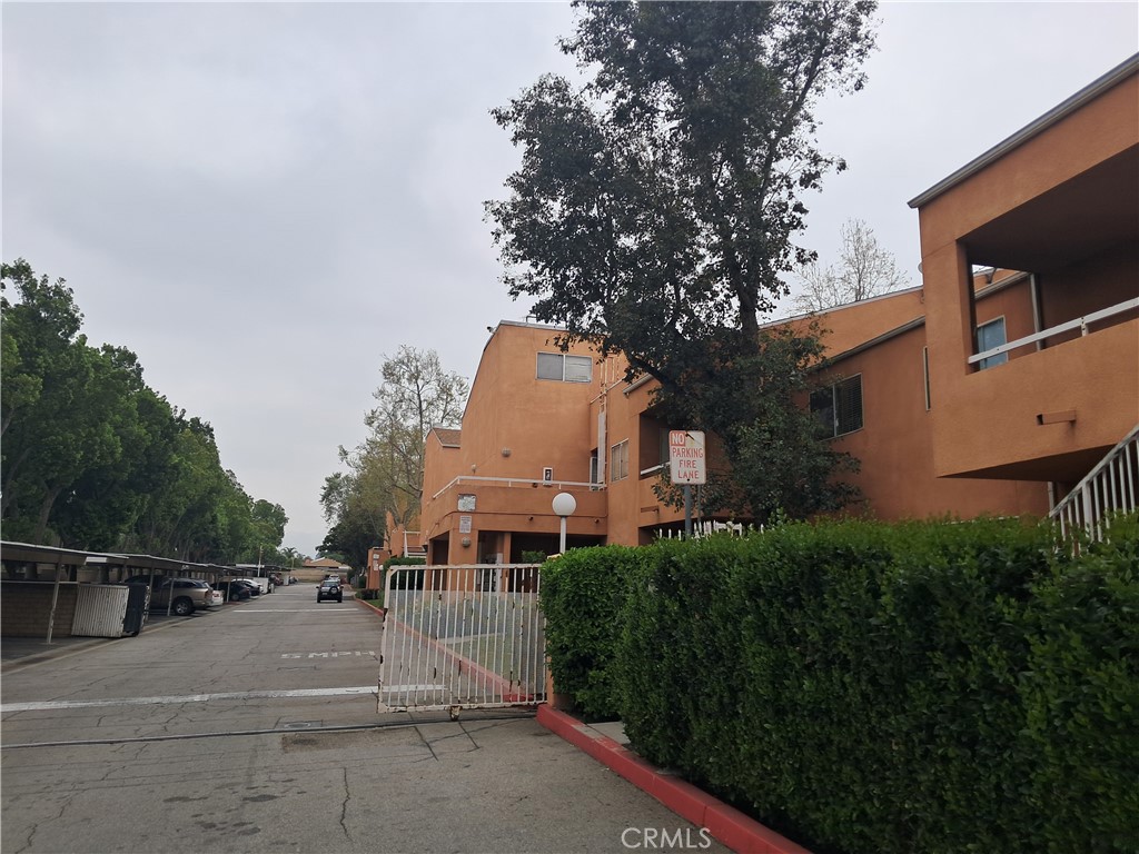 Spacious 2-Bed, 2-Bath Condo in Gated Community!
Located on the second floor, this unit features 2 bedrooms, 2 baths, and an open balcony perfect for relaxing. It includes 2 assigned parking spaces with additional guest parking available. The gated community offers fantastic amenities, including a playground, pool, spa, and gym. Conveniently situated with immediate access to the 118, 210, and 5 freeways, and just a short distance to public transportation.
Ideal for first-time homebuyers or a great investment opportunity!
