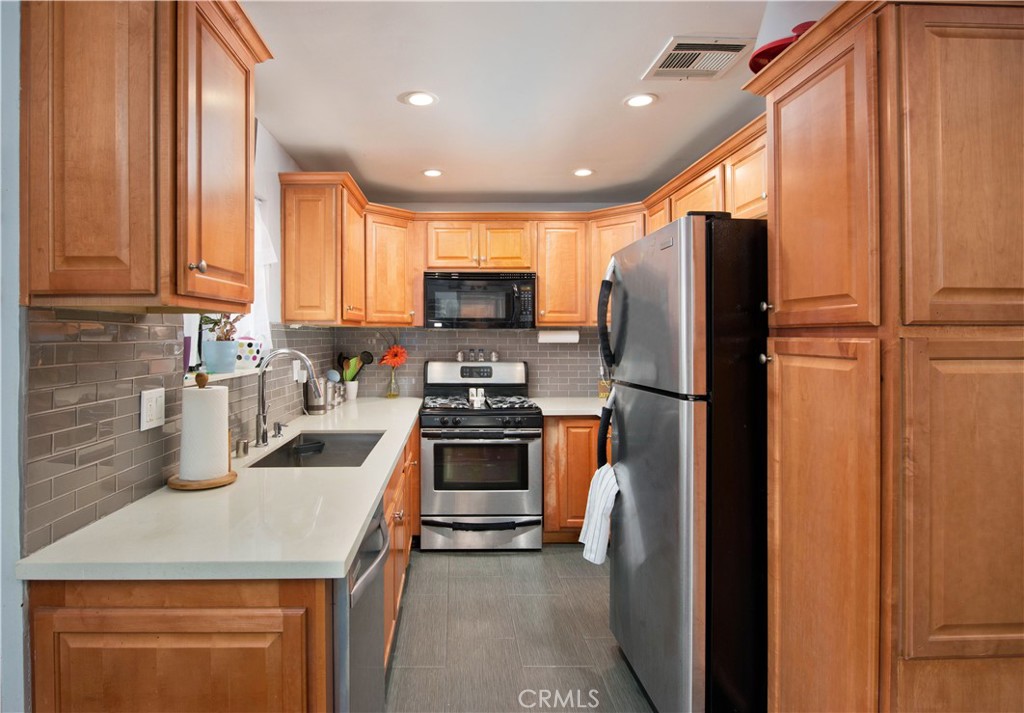 Photo 8 of 18 of 14924 Nordhoff Street 12 townhome