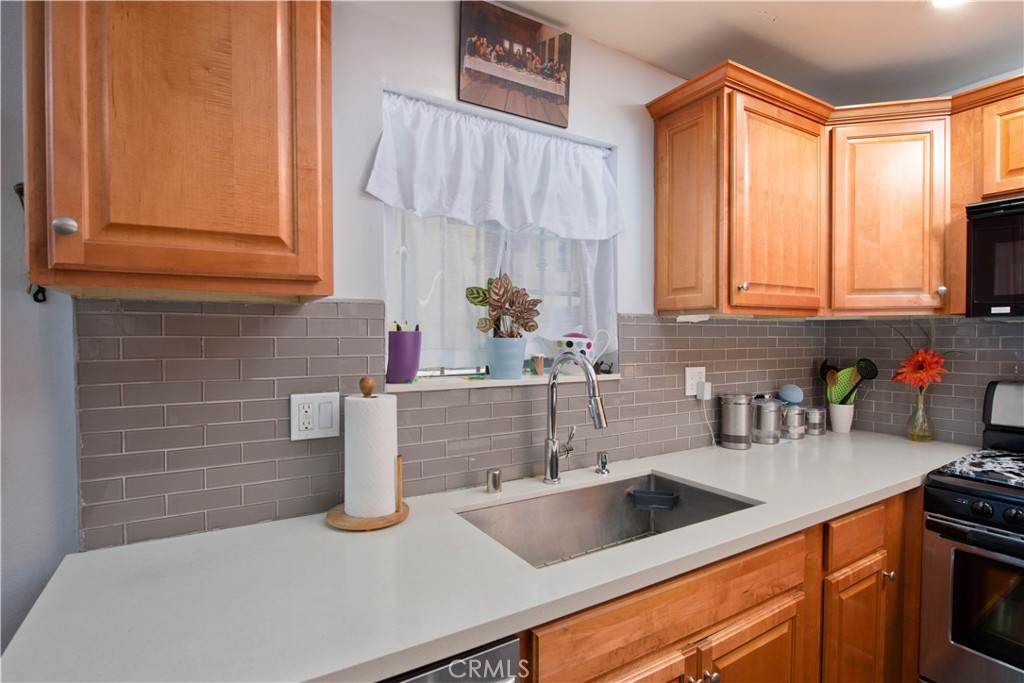 Photo 9 of 18 of 14924 Nordhoff Street 12 townhome