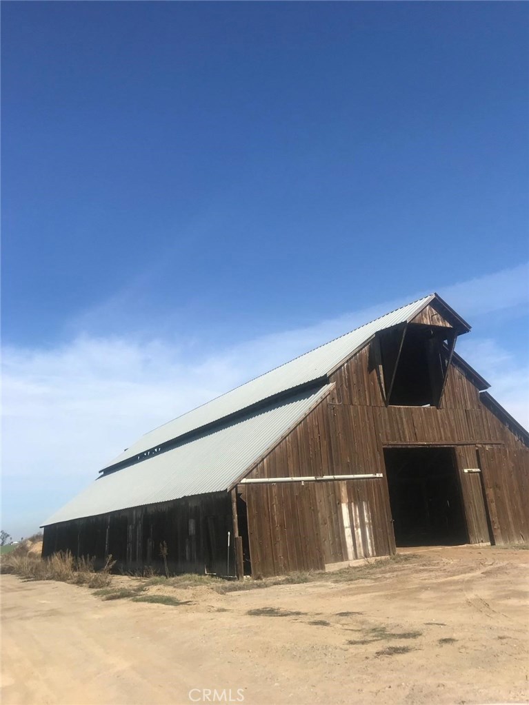 917 acre ranch with dairy. CCID water district and pumps, free stalls, commodity barn, heifer facility, large lagoons with settling ponds and separator, several homes, ranch suitable for trees, currently being farm in corn and oats and operating dairy. CCID water rights on 400 acre.
917 acres not all parcels are contiguous. 070-030-020-000 55 acres w/dairy site. 070-010-010-000 123 acres. 070-010-011-000 12 acres. 070-010-009-000 505 acres. 070-030-014-000 222 acres