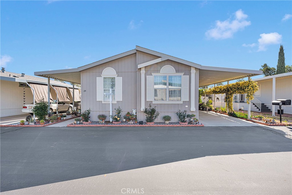 Well kept 3 bed, 2 bath mobile home in the city of Victorville. Located in the wonderful Seasons Community a 55+ and over park. Home includes washer, dryer, stove and refrigerator. Ready for its next new owners to enjoy this beautiful home and park amenities.