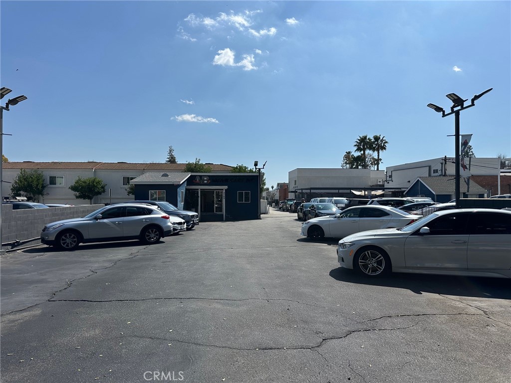 • Licensed auto dealership
• Open lot for car parking
• Signage opportunity
• High traffic count on Colorado Blvd
• One ADA restroom