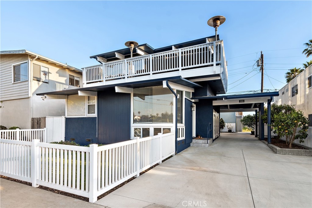 205 W Mariposa
