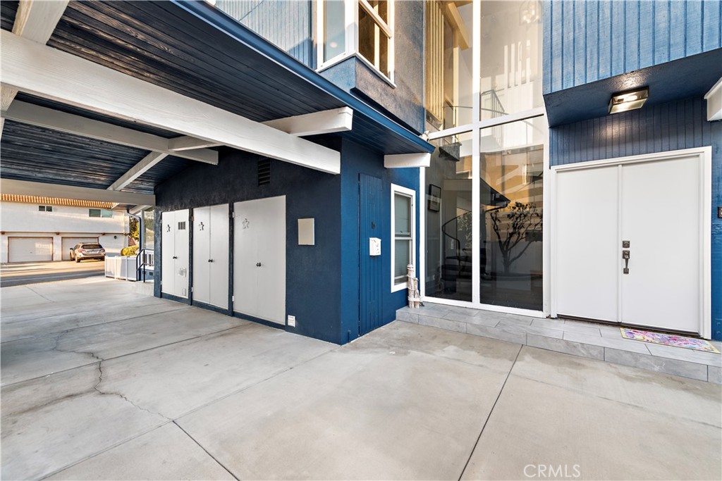 205 W Mariposa