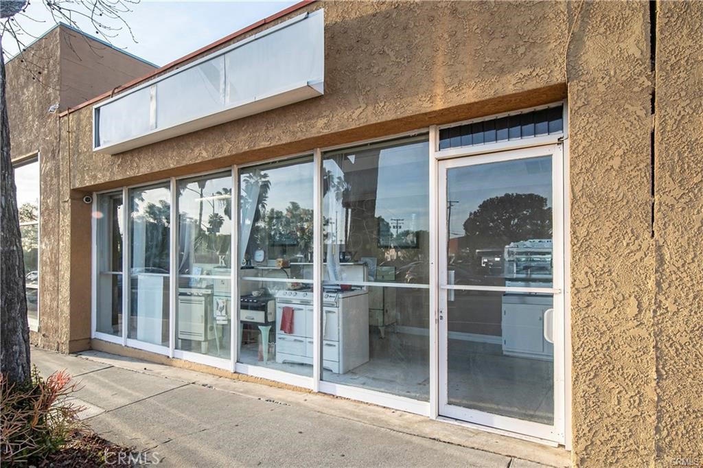 UNBEATABLE LOCATION! LOCATION! LOCATION!
Step into a world of opportunity with this 1,500-square-foot commercial lease space, where history and potential meet. Previously home to a thriving real estate office, creative recording studio, and a popular hair and spa salon, this versatile space is now ready for its next entrepreneurial vision.
Located just off Whittier Blvd, next to the bustling Market shopping plaza, this property offers prime visibility and accessibility, making it the perfect location for a variety of businesses. Whether you’re dreaming of a charming coffee shop, a dynamic appliance store, a pet grooming service, or something entirely extraordinary, the possibilities are endless.
With dedicated parking, a private bathroom, and an interior that’s a blank canvas ready for your design, this space is primed for transformation. It’s the ideal place to bring your vision to life and stand out in the heart of Whittier’s vibrant community.
Don’t miss this incredible opportunity—schedule a viewing today and explore all the potential this space has to offer!