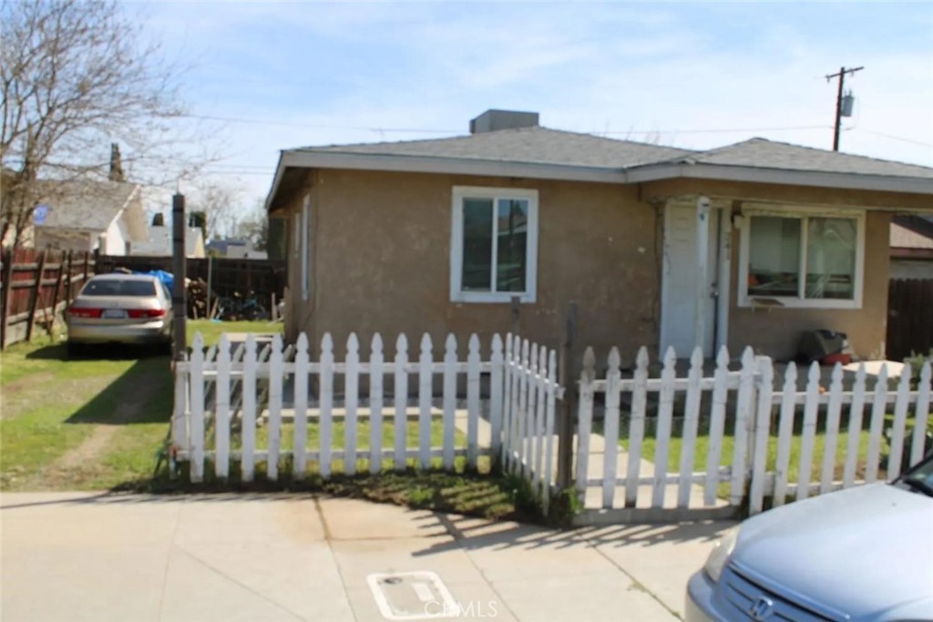 Opportunity knocks with this 2 bedroom, 1 bath, open floor plan home.
Large back yard offers a bit of outdoor space, perfect for a small garden or simply enjoying the fresh air.