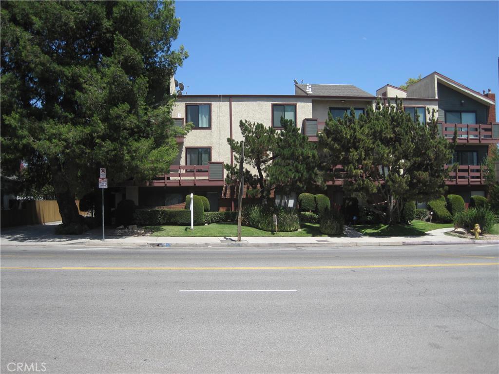 Beautifully redone 1 bedroom 1 bath second floor corner unit condominium. Well proportioned rooms, ample closet space, good natural light. Living room fireplace. A peaceful, well maintained, secure building located conveniently to nearby Tujunga village and Studio City shops and restaurants.