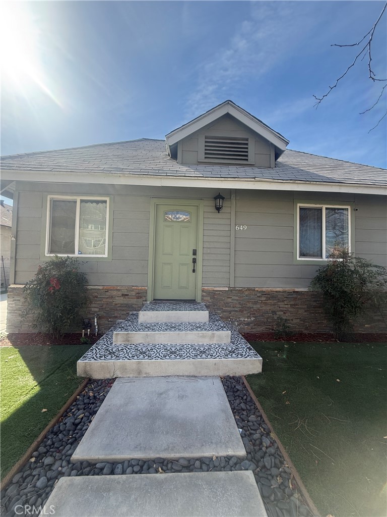 Beautiful 2 Bedroom house close to freeways, stores. Property land use Resi On Commercial. lots of potential you can live and run an approved business on this property. It is a must see property.