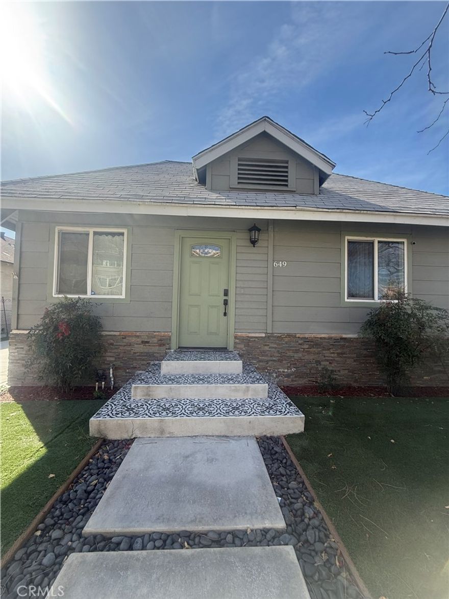 Beautiful 2 Bedroom house close to freeways, stores.  Property land use Resi On Commercial.   lots of potential you can live and run an approved business on this property.  It is a must see property.