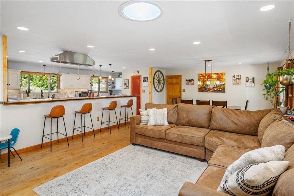 listing image 130720135581388655933