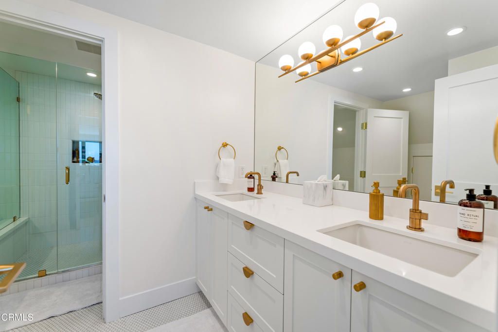 listing image 13071779410326909756