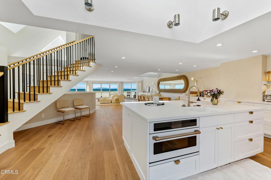 listing image 13074799607699800456