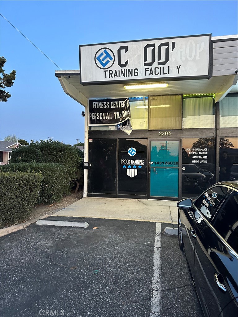 Multi-tenant neighborhood retail center surrounded by residential. Co-Tenants include Thrift Sore which fronts Orange Olive, Post Office, Alfa Creative Services, Drapery, Upholstery, Market, Vacuum repair, El Japo's restaurant and Mini Movers. Adjacent to O&J Auto Repair. 3 blocks south of Lincoln Ave with Chaser's Lounge, The Olive Pit, Fabric Land and Nohl Ranch Animal Hospital. Surrounding area includes St Paul's Lutheran school. Two ingress/egress points on E Greenleaf & N Orange Olive.
Spaces Available:
2686- 1,500 sf
2703 - 963 sf