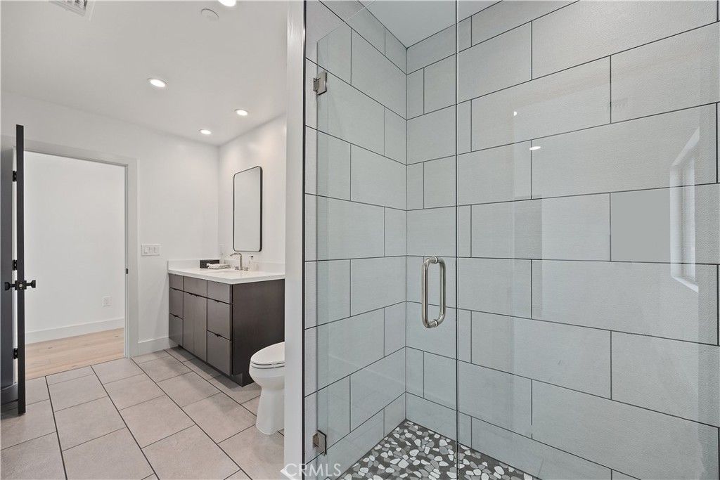 listing image 130720557921714338293