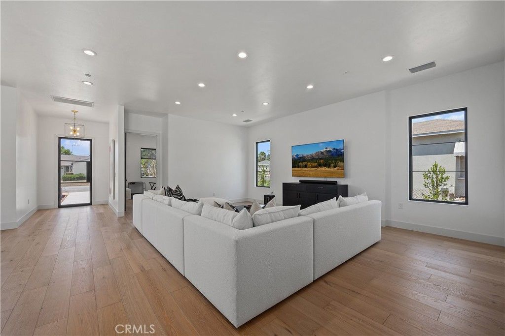listing image 130725962996629839316