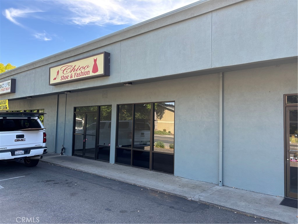 Great retail space on very busy Nord Ave in the Collage are .