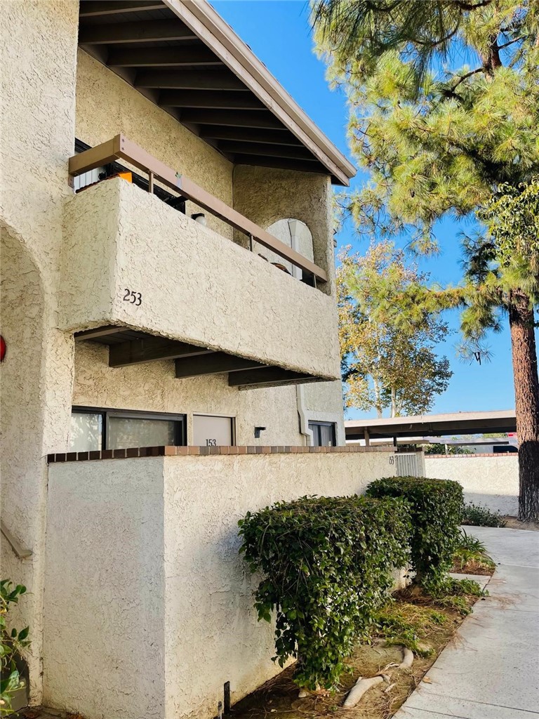 View Newhall, CA 91321 condo