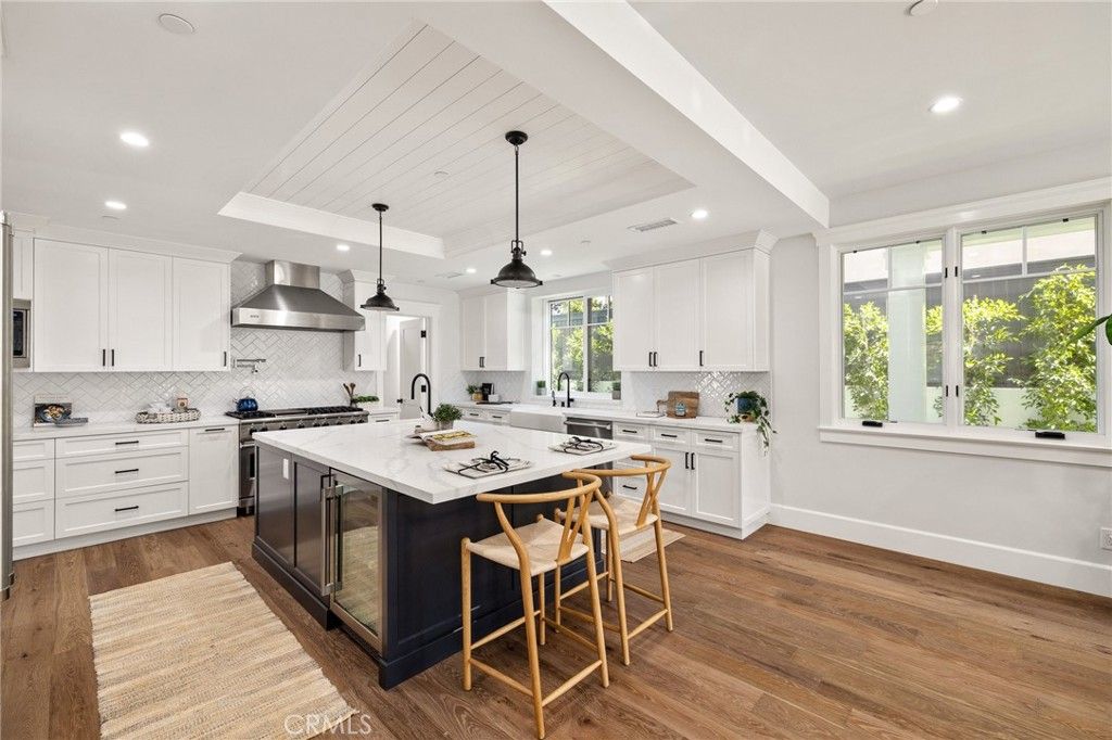 listing image 130721918693056020511