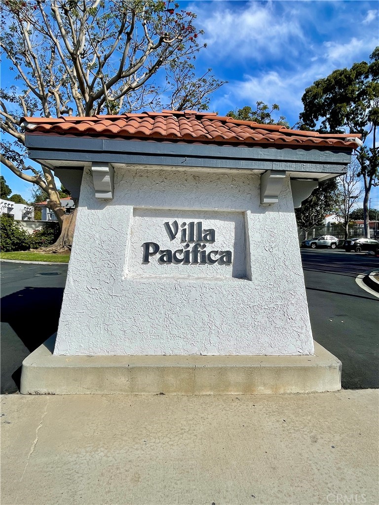 Charming 1 bedroom, 1 bathroom, single story condo in the gate community of Villa Pacifica in Huntington Beach. Enjoy a spacious living area with sliding doors to the private patio, and separate storage closet. The kitchen offers white appliances, a breakfast bar, and
adjacent dining area. Additional property highlights include a walk-in closet in the bedroom, and a shower-in-tub in the bathroom.
Community features include the swimming pool, spa, outdoor barbecue area, tennis courts, beautiful trees, and walking paths. This property is walking distance to the beach, shopping centers, and restaurants.