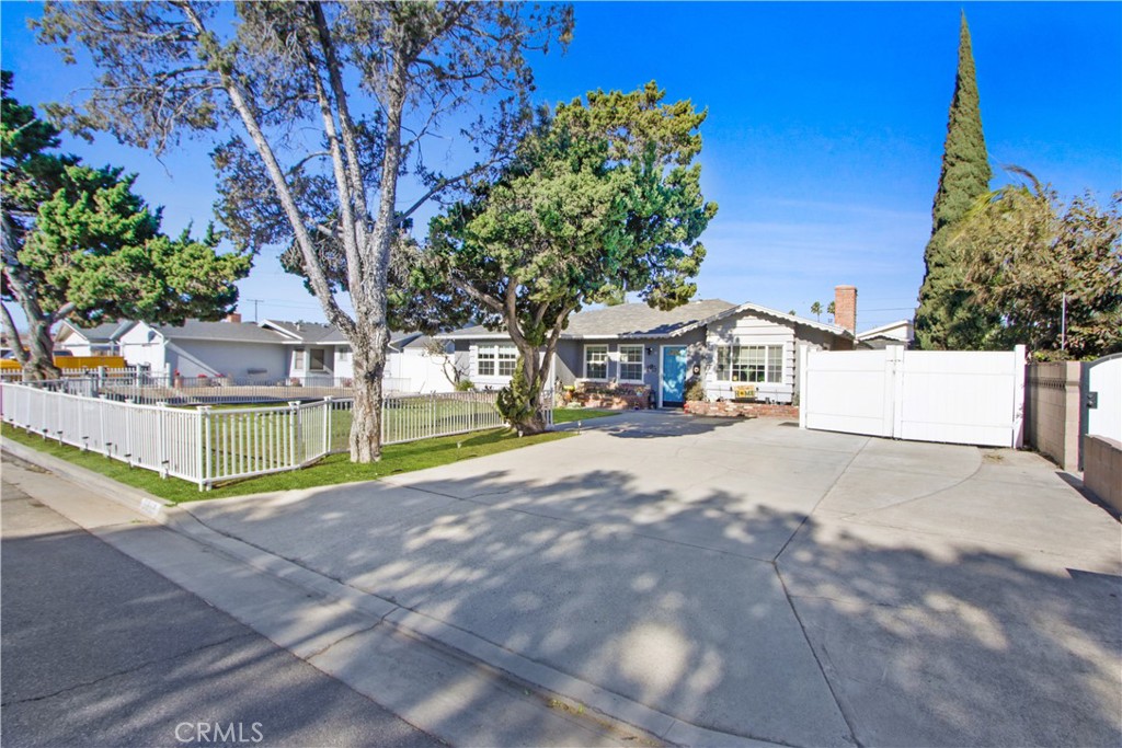 3817 W Compton Avenue