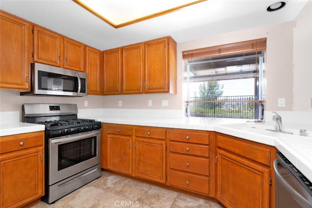 listing image 130720628895697870375