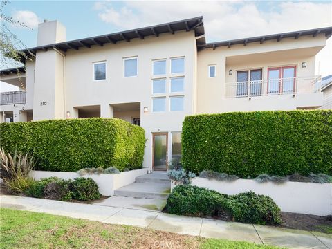 A home in El Segundo