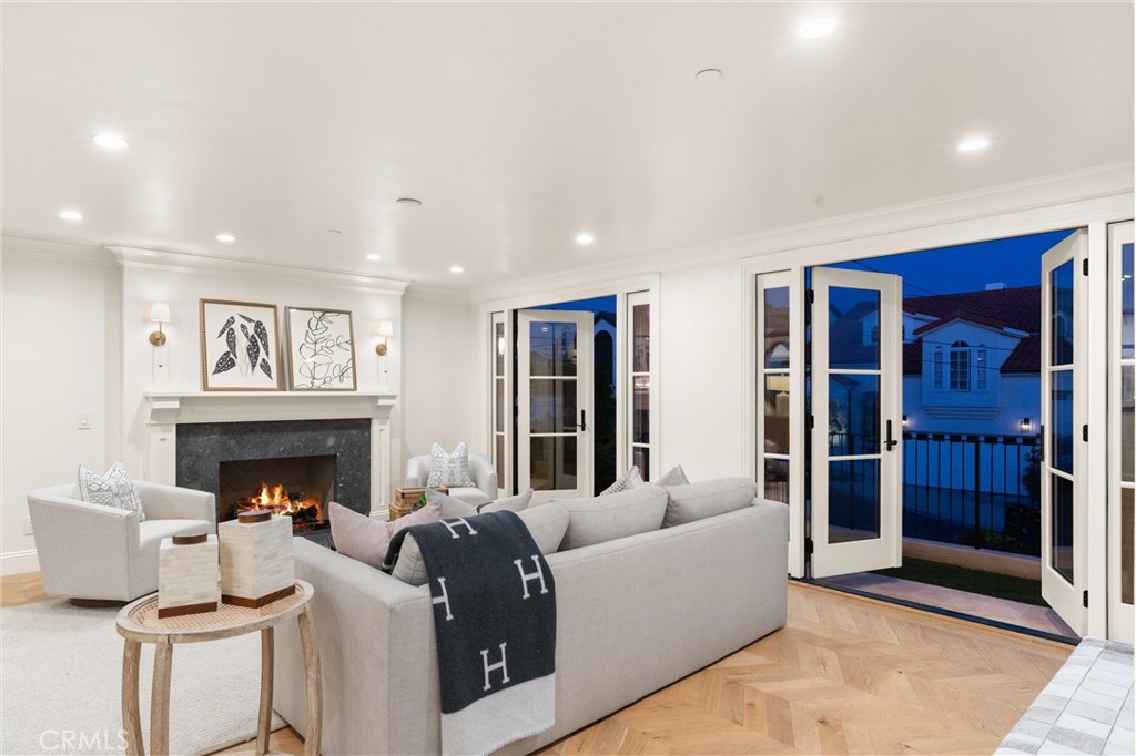 Corona del Mar North of PCH (CNHW) - Residential
