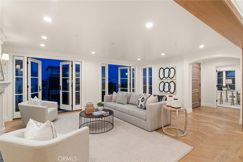 Corona del Mar North of PCH (CNHW) - Residential