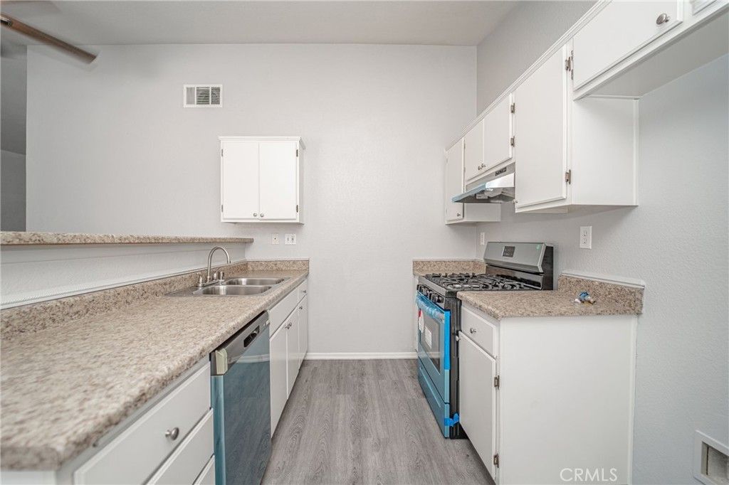 listing image 130724548557543481072