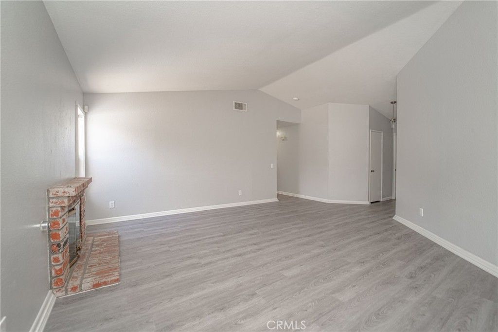 listing image 130729355607360189355