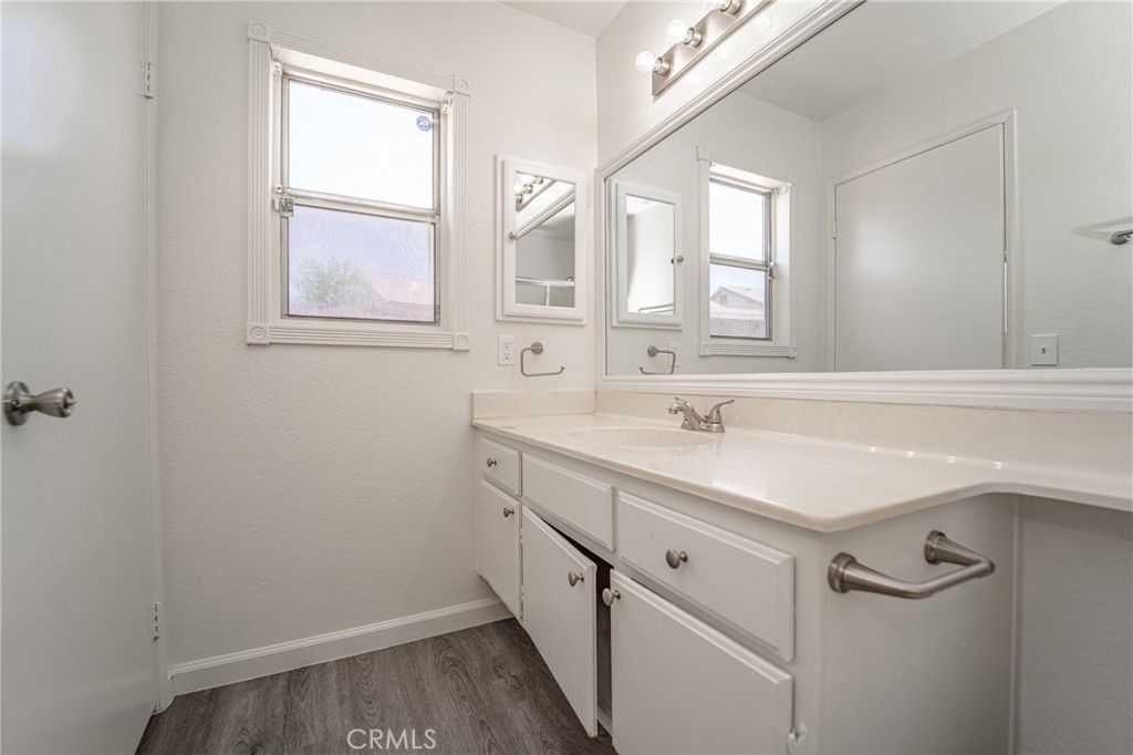 listing image 130725652244443204050