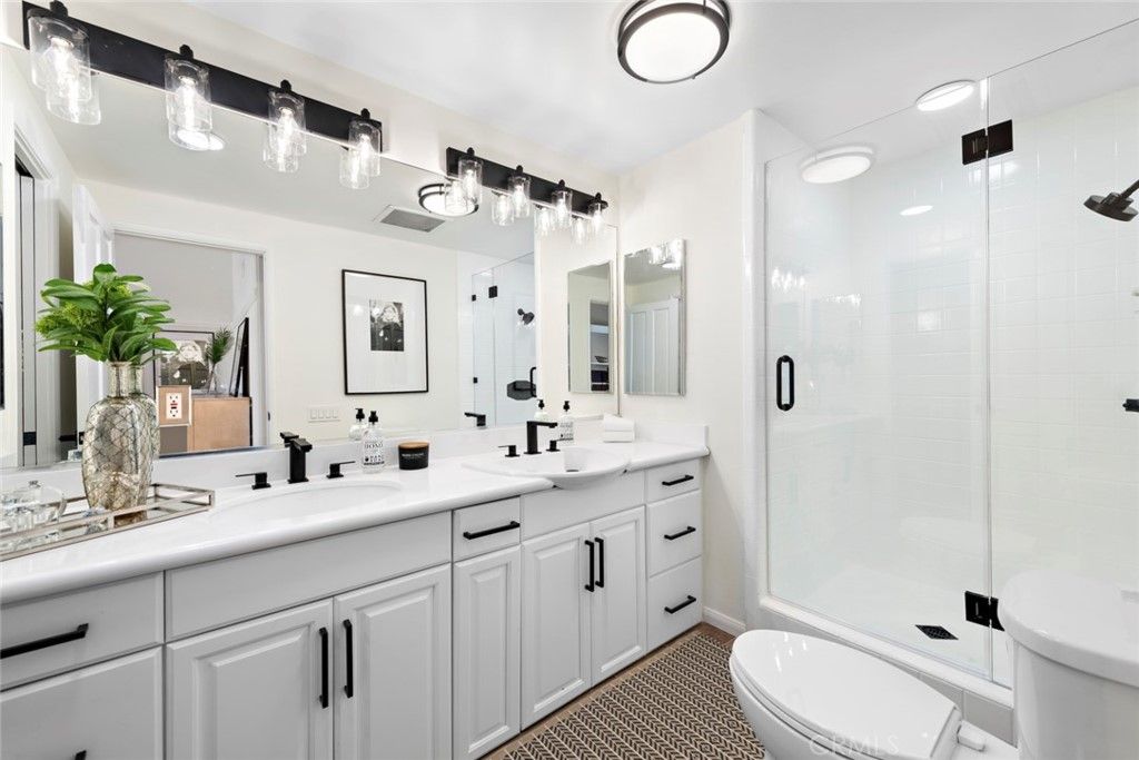 listing image 130729854040944343875