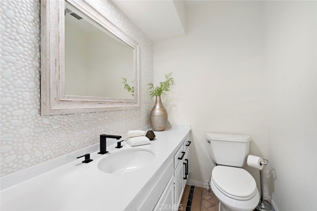 listing image 130726690860368801286