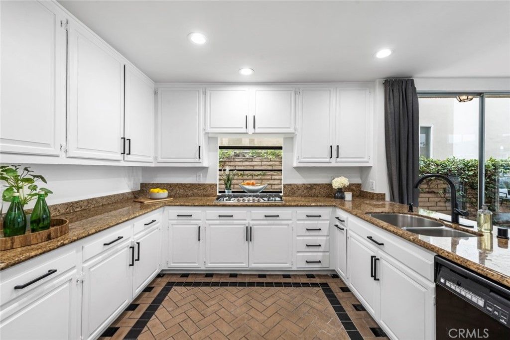 listing image 130727360588121291569
