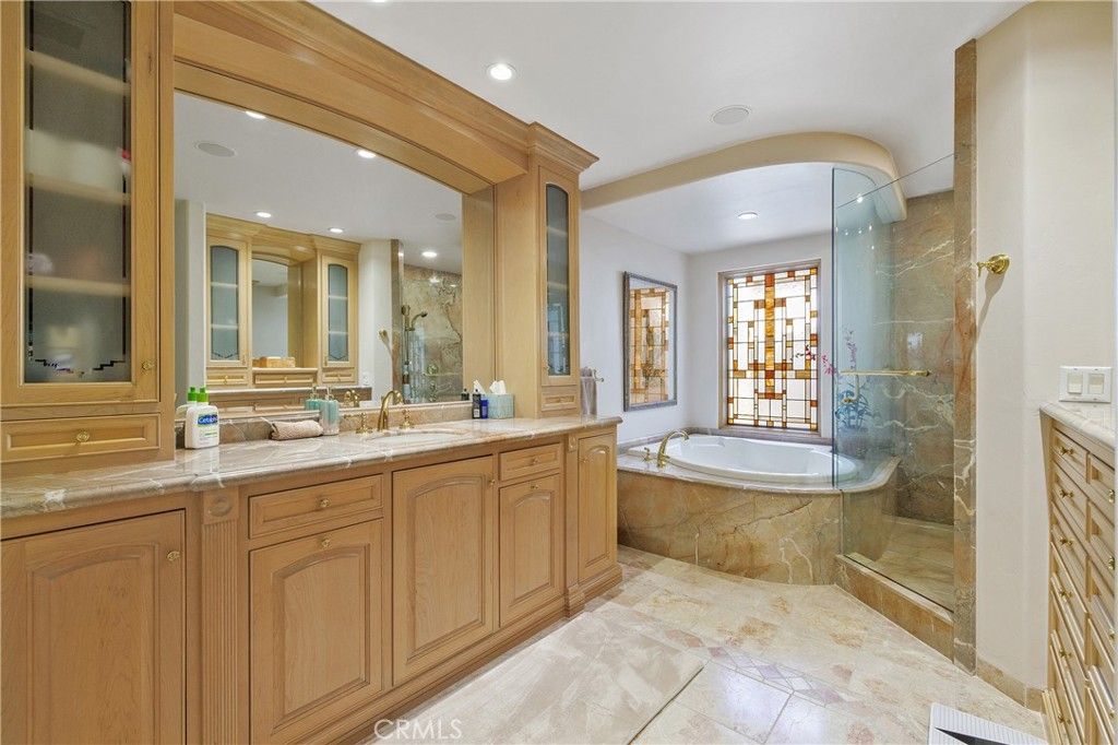 listing image 130721352366515983180