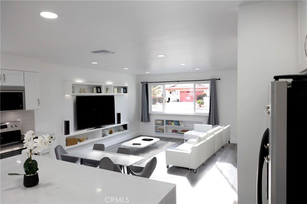 listing image 0