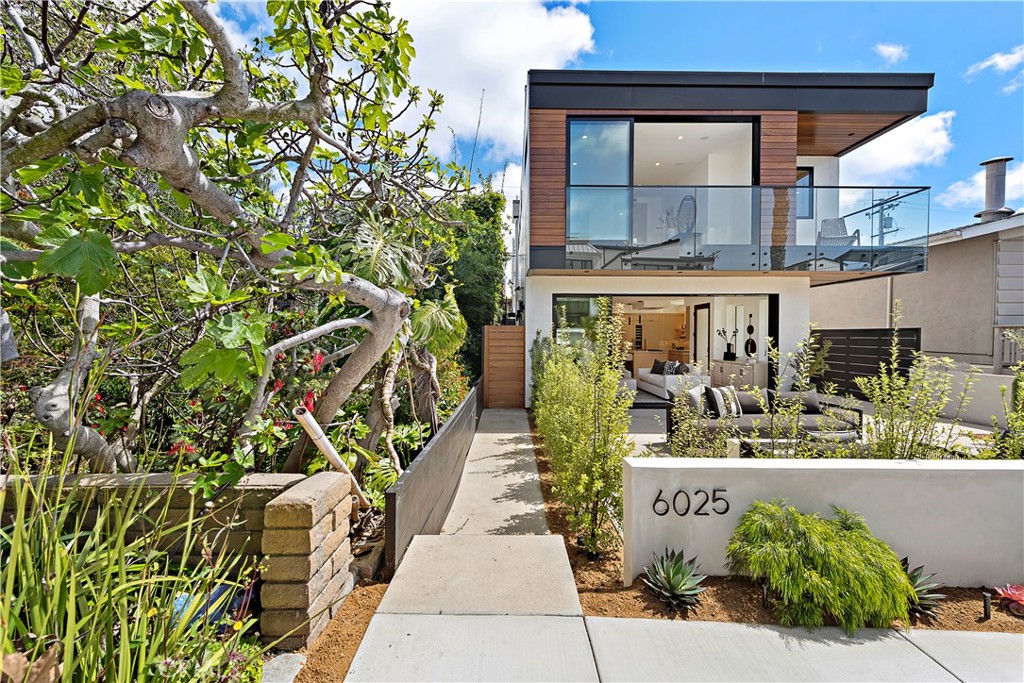 Corona del Mar North of PCH (CNHW) - Residential