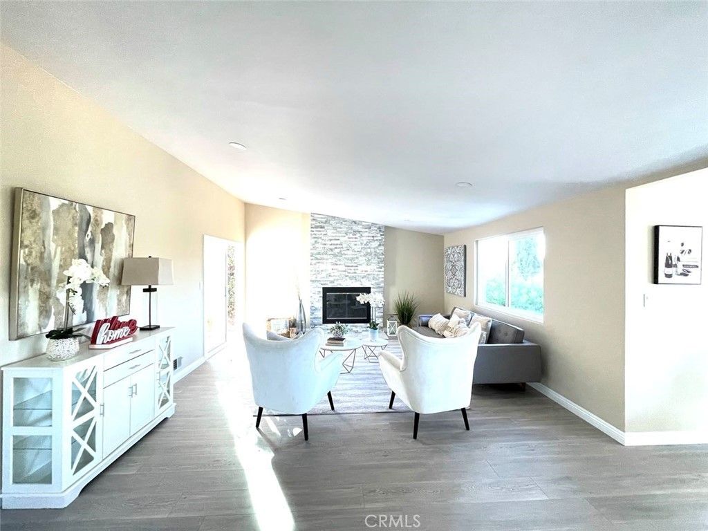 listing image 130729616654695462971