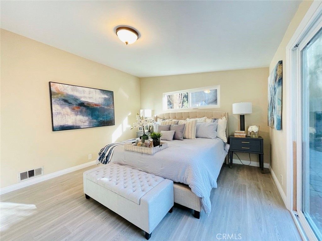 listing image 130721283775936453838
