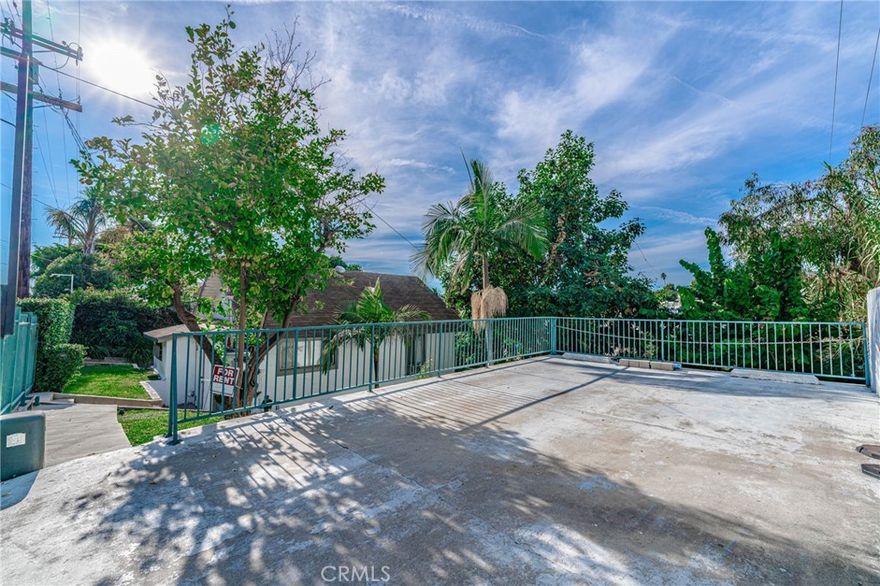 2 Bedroom and 1 Bathroom Home with room for a Small Office. Amazing Location in Echo Park. Near Dodger Stadium and many other Shops and Restaurants. 2 Tandem Parking Spots. The home is surrounded by beautiful plants and trees and even has its own spot for a BBQ. Come Check it out out.