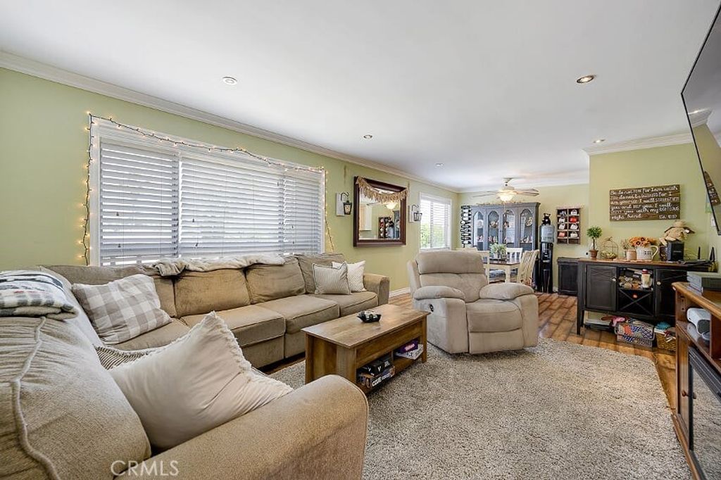 listing image 130721276147927819517