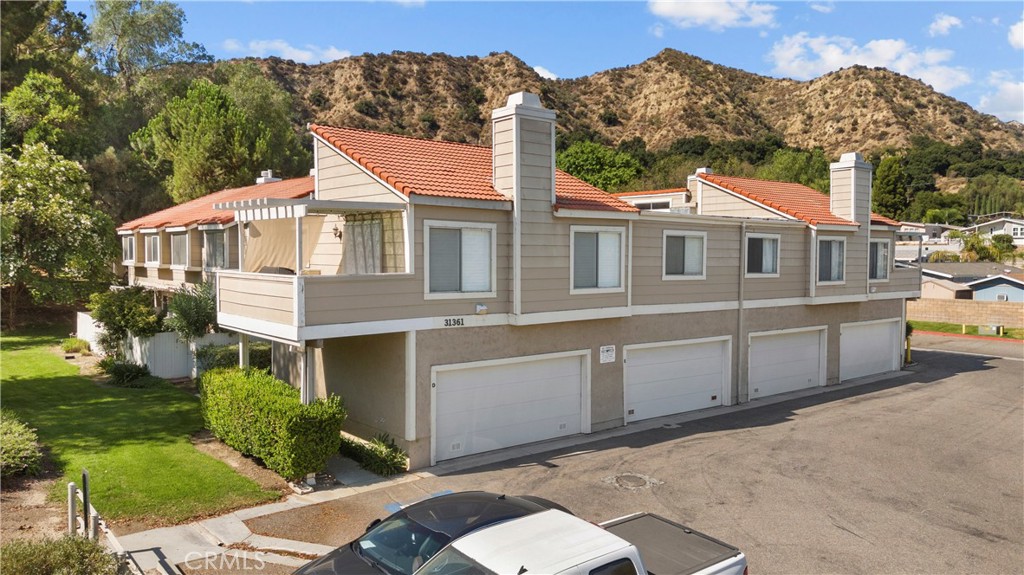 View Castaic, CA 91384 townhome