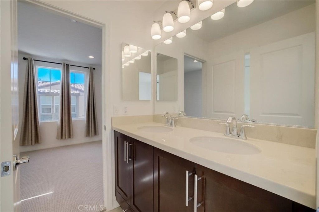 listing image 130722438256009677538