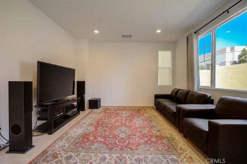 listing image 130729229654254129108