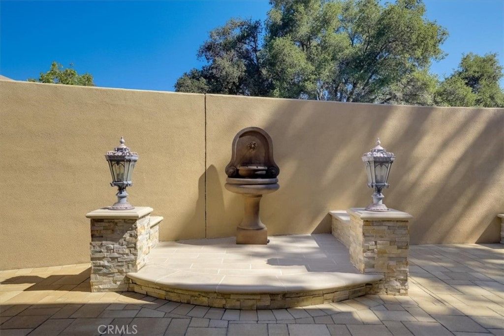 listing image 130722478425742031803