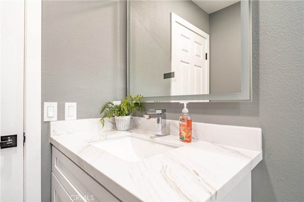 listing image 130726880180144029278