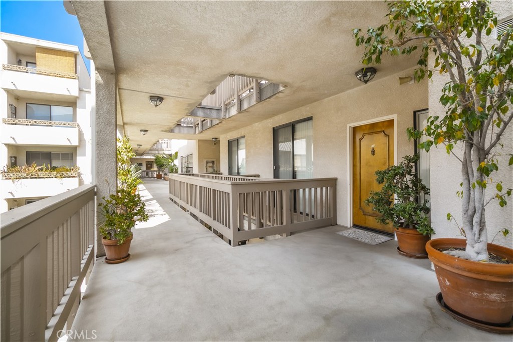 Photo 5 of 22 of 4707 Willis Avenue 205 condo