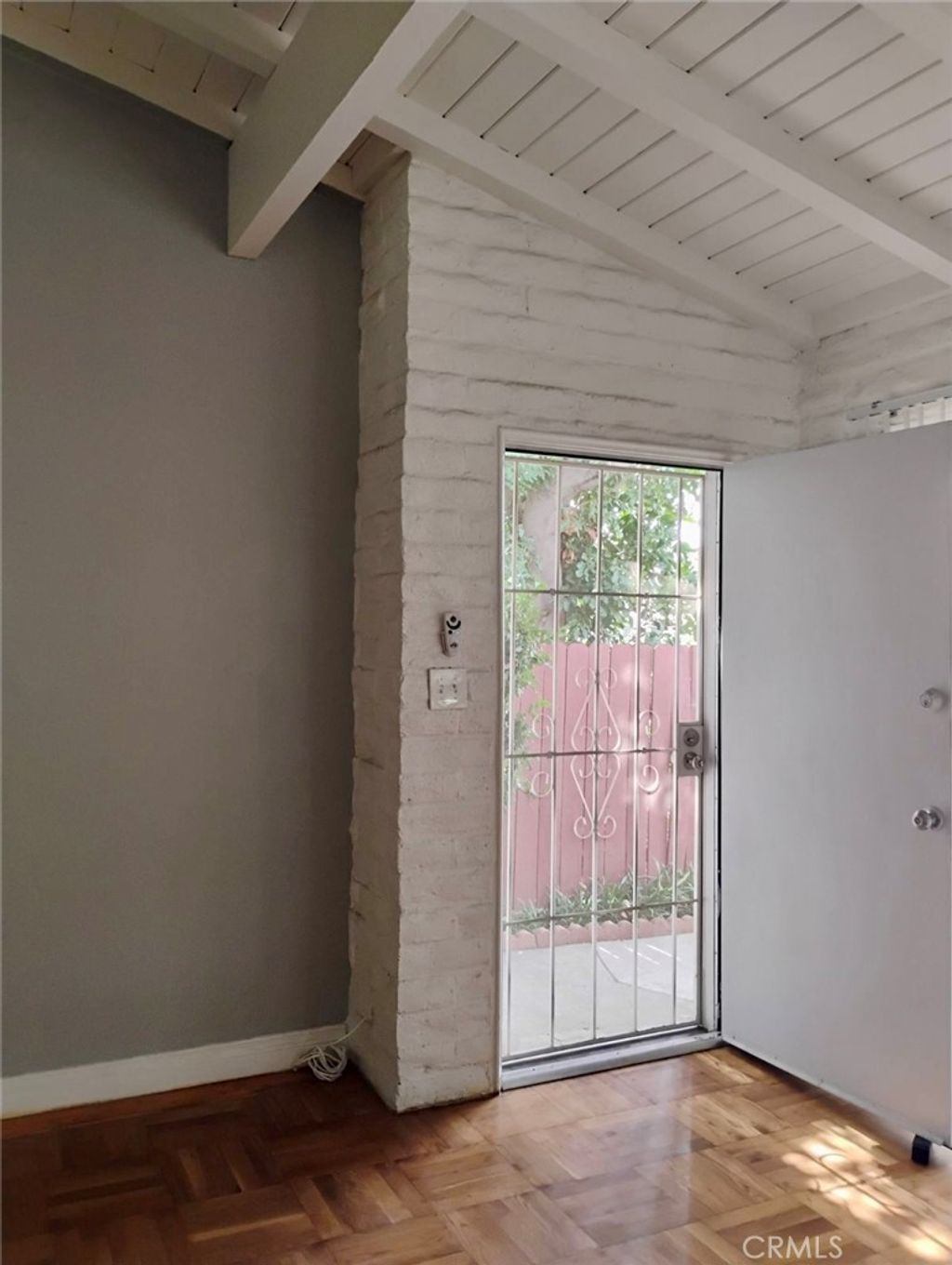 listing image 0