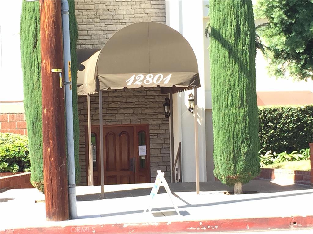 Light, bright and quiet. Remodeled and updated 2+2 condo in Studio City features granite countertops, plantation shutters, crown molding, new appliances, new wood laminate hardwood floor, quartz vanities, brush nickel fixtures, lots of beautiful cabinets, recessed lighting, ceiling fans, and more. Pool and hot water with solar panels. HOA includes earthquake insurance and water. Turnkey ready. Separate storage unit. Sauna.