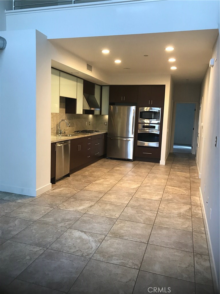 Central Park West Granville Residence 2, contemporary loft style condominium. Attached 2 car tandem garage enter to a small bonus/den/gym room.
2nd story features kitchen and living room. Kitchen equipped with big granite counter top, stainless steel GE appliances and refrigerator.
One bedroom with a full tub/shower bath and spacious wall to wall closet. 3rd level features a loft, master bedroom with double vanities, shower and walk in closet. Upgraded floor tiles on first and second level kitchen and living area. Bedrooms feature carpeting. On site HOA management service, feature resort living style - swimming pool, fitness center, barbecue area, club house etc... Located minutes to South Coast Plaza, Newport Beach, Fashion Island, UCI, John Wayne Airport, restaurants, food courts etc... No pet please.